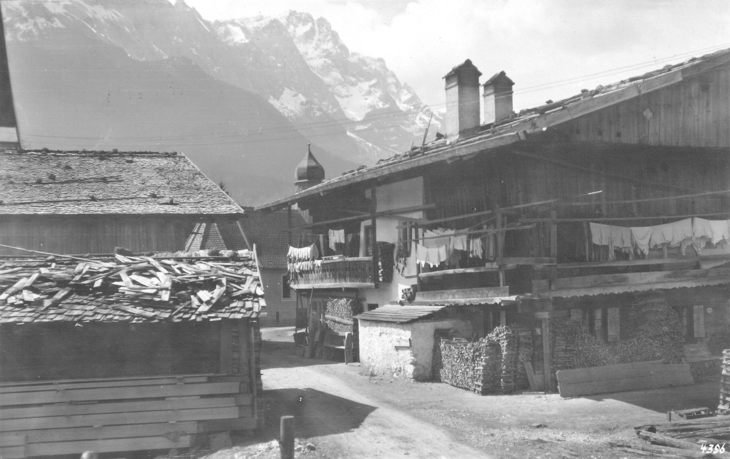 Scan_sw-Foto-AK_H.Lorenz_01a_Untergrainau_Dorfplatz_Kruscht-Haus_Zugspitze_vor_1927